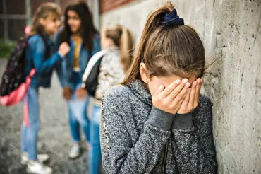 Šikana ve škole: Jak před ní ochránit své dítě a co dělat, když ji odhalíte?