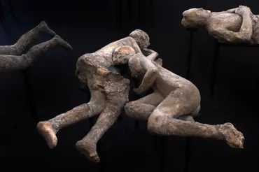 Milenci z Pompejí: Vědci zjistili, komu patřila mladá těla propletených mumií