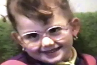 Poznáte, kdo je tato brýlatá, ušatá holčička na 25 let staré fotce? Napovíme: Stala se českou Miss