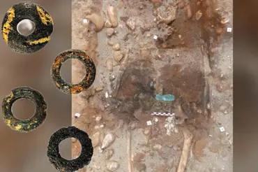 Archeologové našli 2800 let starou princeznu oděnou ve skvostných zlatých špercích. Podívejte!
