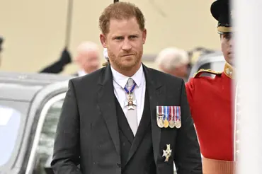 Princ Harry dorazil do Londýna za otcem nemocným rakovinou, noc ovšem netrávil v královské rezidenci