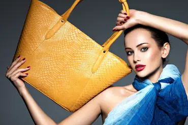 Od Egypta po Louis Vuitton: Kde se vzala moderní kabelka. Dříve byla doménou mužů a zdobily ji tesáky