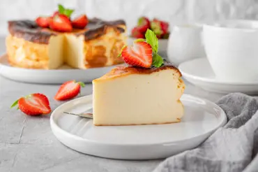 Upečte si bleskový bezlepkový cheesecake jen ze 3 ingrediencí. Zvládne ho úplně každý