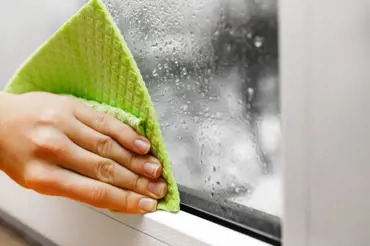 Myjte okna jen před Vánoci: Díky triku s bramborovým škrobem to víckrát nebude potřeba