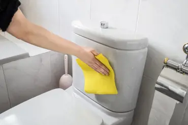 Trápí vás orosená nádržka u záchodu? Pomůže vám jednoduchý trik