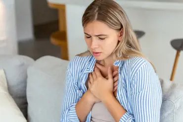 Bolestí může připomínat infarkt, způsobí ho ale špatné jídlo. Na co si dát pozor při refluxu jícnu