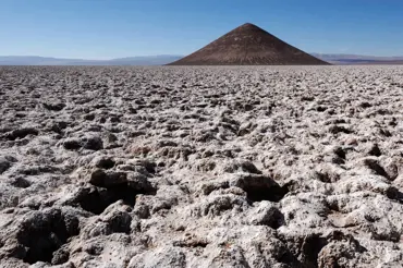 Plující pyramida v solné pláni dokonale zmátla vědce. Teprve nedávno odkryli její zvláštní tajemství