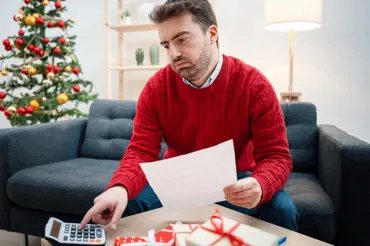 Odhalili jsme skryté triky s vánočními půjčkami. Nemáte je ve smlouvě? Na tohle si dejte pozor