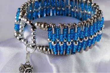 Vyrobte si šperky ze spínacího špendlíku: Stačí vám jen šňůrka a barevné korálky