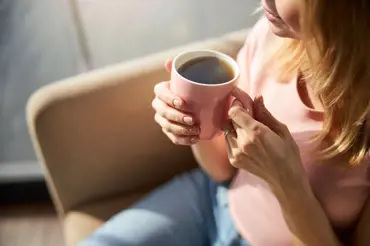 Co se stane s vaším tělem, když pijete ráno kávu na lačno? Je to nejhorší, co můžete dělat, varují lékaři