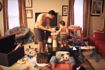 VIDEO: Měla obavy, co dělá otec s malým dítětem sám doma. To, co natočila, vás dostane!