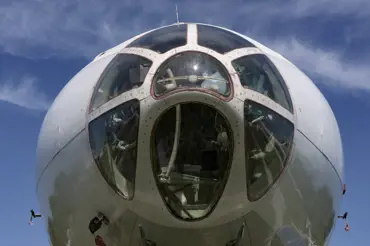 Video: Kapitána letadla ve výšce 7 km nasálo rozbité okénko. Co se dělo potom, připomíná zázrak