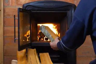 Jak topit dřevem? Fantastické triky, jak ze dřeva dostat maximum tepla a ušetřit