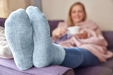 Proč si naše babičky máčely ponožky do octa. Je to zapomenutý zdravotní zázrak