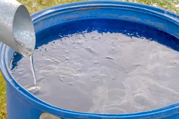 Konec přetékání vody v zahradních sudech při bouřce: Zkuste tyto geniální triky profi zahradníka