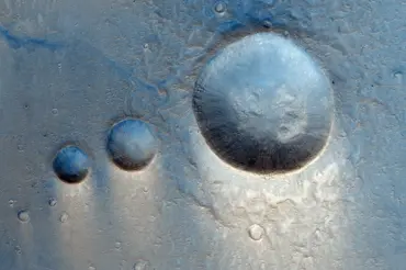 Na Marsu vědci objevili tři obří kulaté útvary. Lze jimi nahlédnout pod povrch