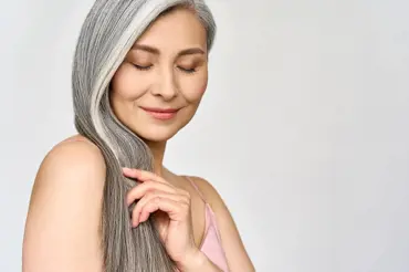 Kúra z petržele nebo vlasová voda: Tohle je 9 tipů a receptů pro zdravé vlasy