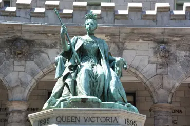 Pod sochou královny Viktorie objevili dělníci 100 let starý záhadný vzkaz. Málem umřeli smíchy