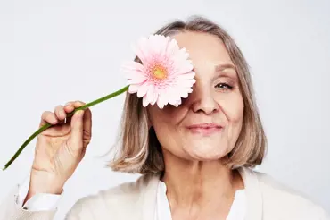 Strašák jménem menopauza. Poradíme, jak si udržet krásné vlasy, pleť i nehty
