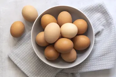 Hnědé, nebo bílé vajíčko? Rozdíly i návod, jak poznat ty staré