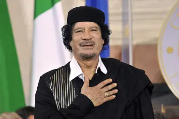 Vybavíte si směšného libyjského diktátora Muammar Kaddáfího? Takto vypadal před plastikami. Nepoznáte ho!