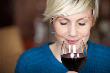 Až polovinu všech typů rakoviny v Evropě způsobuje alkohol. Zdravé je nepít, červené víno srdce nechrání