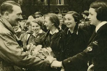 Svaz německých matrací: Hitlerova výchova dívek se zvrhla v národní skandál