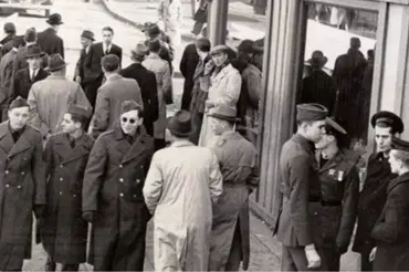 Tato černobílá fotka z roku 1940 způsobila na internetu šílenství. Poznáte, co drží muž v ruce?