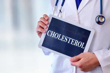Vysoký cholesterol můžete odhalit pozorováním vašich nohou. Pokud se vám v posteli děje toto, zbystřete
