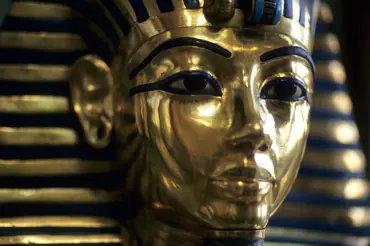 Záhada Tutanchamonovy zlaté masky: Byla původně zhotovena pro Nefertiti?