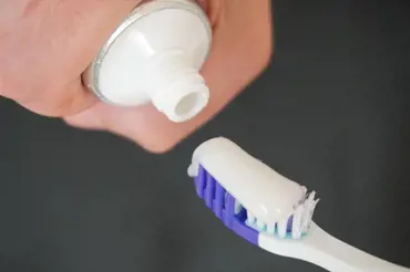 Vymačkejte zubní pastu na toaletní papír. Geniální trik, podívejte se, jak skvěle to funguje