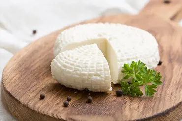 Vyrobte si domácí sýr jako to dělají na Balkáně. Neuvěříte, z čeho je