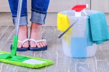 Velký přehled triků na zimní úklid: Jak čistit vše od oken až po koberce