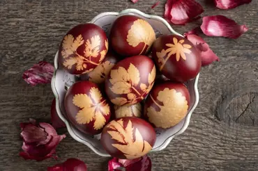 Jak obarvit vejce cibulí a vytvořit úžasné vzory: Toto je správný postup