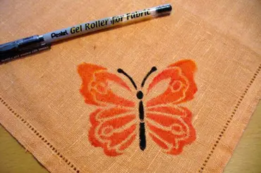 Ke stolu pozvěte motýly; namalujte je voskovkami na textil 
