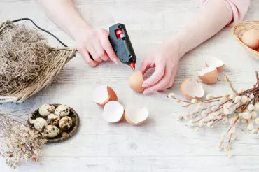 Skořápky od vajec nevyhazujte, vyrobte z nich nádherný velikonoční věnec