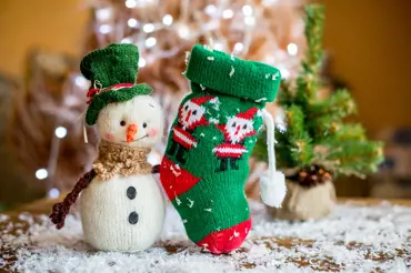 Nevyhazujte staré ponožky: Vyrobte z nich snadné a originální dekorativní sněhuláky