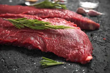 Kvalita hovězího na pultech bývá nízká. Jak poznat skutečně dobré maso?