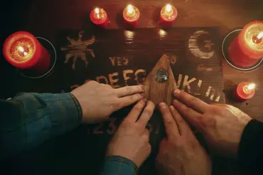 Ouija: Dětská hra se spiritistickou tabulkou může být nebezpečná. Vyvolá ducha?