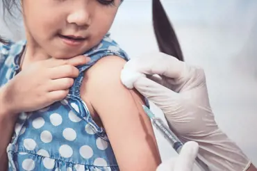 Co se děje v těle po očkování? Musíme očkovat děti a může nám vakcína ublížit?