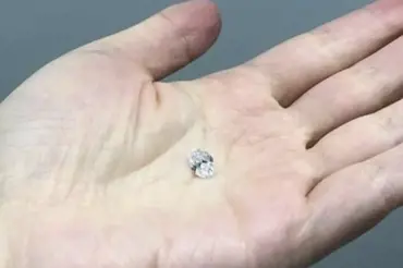 Vědci vytáhli z hlubinného vrtu záhadný diamant a užasli. Uvnitř Země by mohl ležet ztracený svět