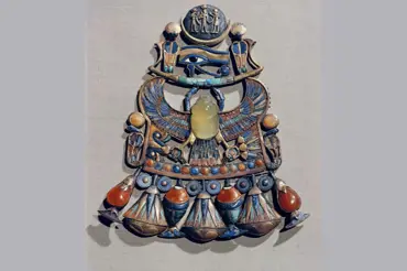 Vědci rozluštili záhadu Tutanchamonova náhrdelníku. Perla je mimozemského původu