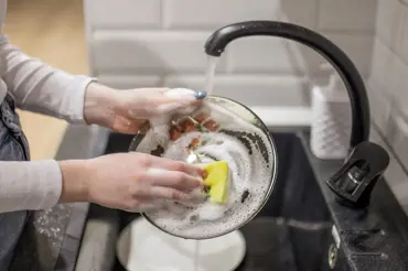 Jak rychle umýt horu nádobí: Zapište si tento osvědčený způsob s  dostupnými prostředky