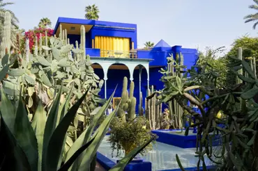 Vítejte v domech slavných! Elvis měl palác, Versace zase medúzy na záchodě. Čí je modrá vila?