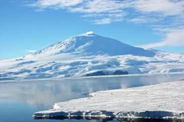 Pod ledem Antarktidy tiká časovaná bomba. Stačí, když bouchne jedna ze 138 sopek, a přijde světové peklo