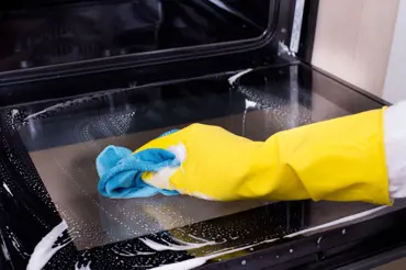 Jak vyčistit mřížku z trouby: Geniální trik s práškem do pečiva