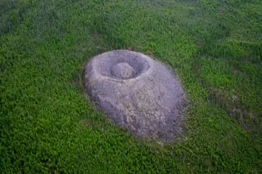 V Rusku našli záhadný obří kráter. Chová se zvláštně, odpuzuje zvěř a vědci nemají vysvětlení
