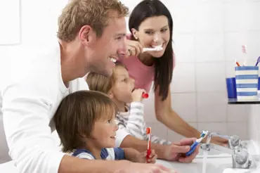 Jak děti nejlépe motivovat k čištění zoubků? Použijte jednoduchý zábavný trik