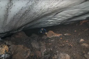 Vědci objevili v Antarktidě obří jeskyni. Je v ní teplota 25 °C a záhadný svět s neznámými druhy