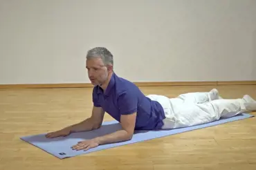 Video: Fyzioterapeut David Heneberg ukazuje cviky proti bolesti zad